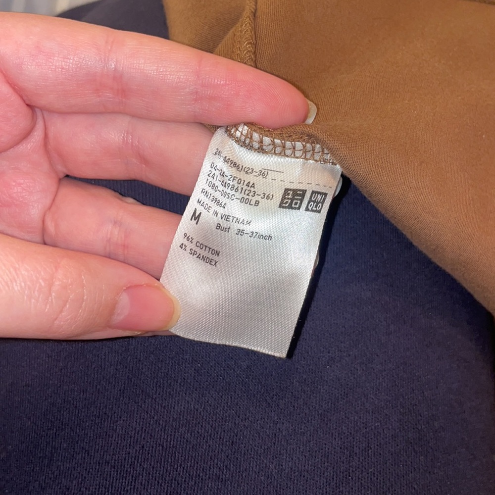 UniQlo Longsleeve - Picture 4 of 4